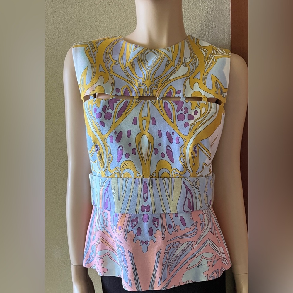 Emilio Pucci Beautiful Paisley Peplum Blouse. Lined.